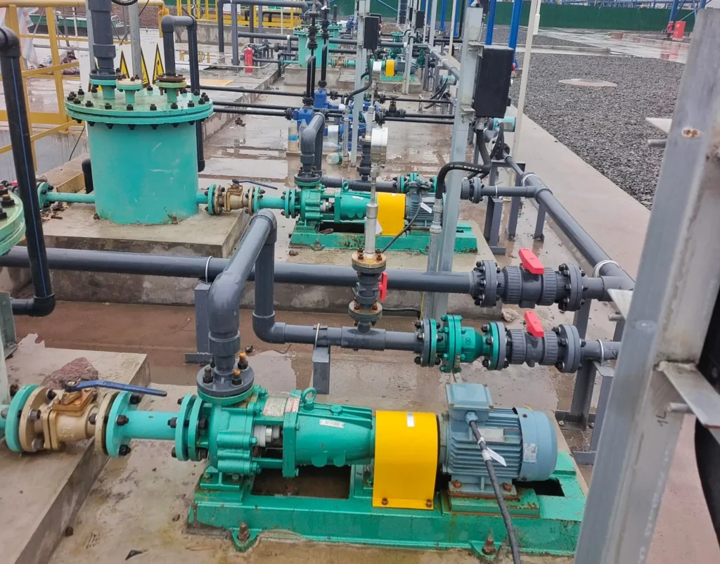 Fluoroplastic centrifugal pump