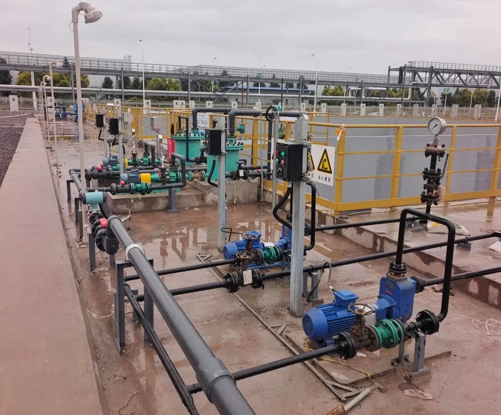 Fluoroplastic centrifugal pump